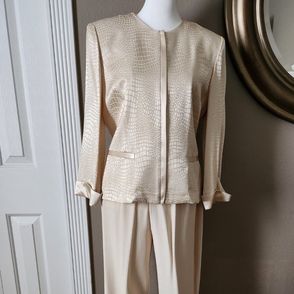 Jessica Howard 2 Piece Cream Pantsuit Animal Print Size 8 NWOT